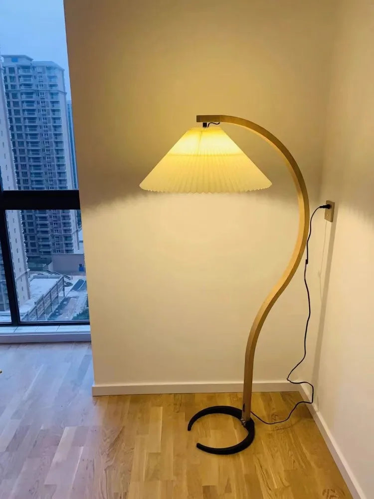 French Pleated Log Floor Lamp Nordic Retro Hall Sofa Reading Station Lamp Cloth Lampshade Light Suitable For Living Room Bedroom