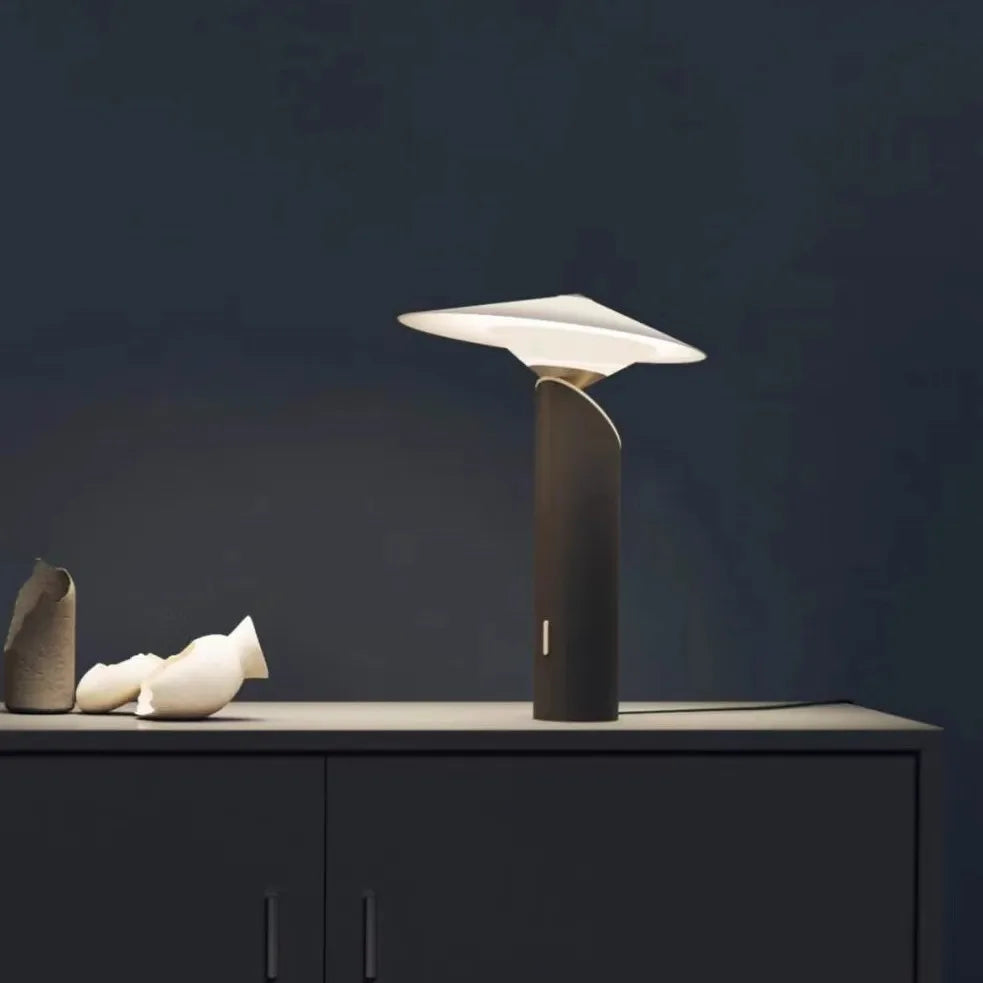 Italy Classic Table Lamp Metal Desk Light for Bedroom