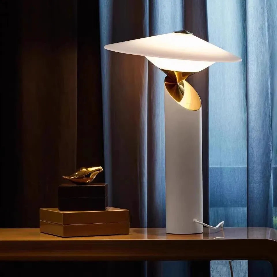 Italy Classic Table Lamp Metal Desk Light for Bedroom