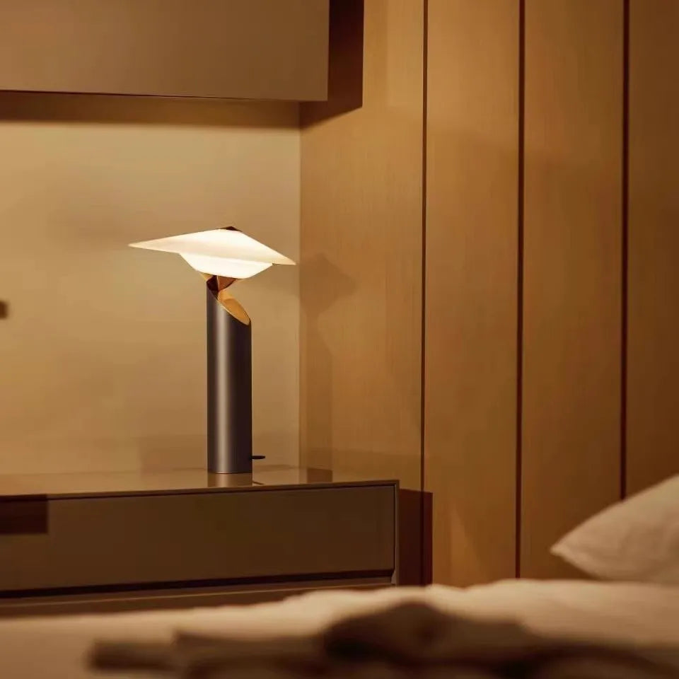Italy Classic Table Lamp Metal Desk Light for Bedroom