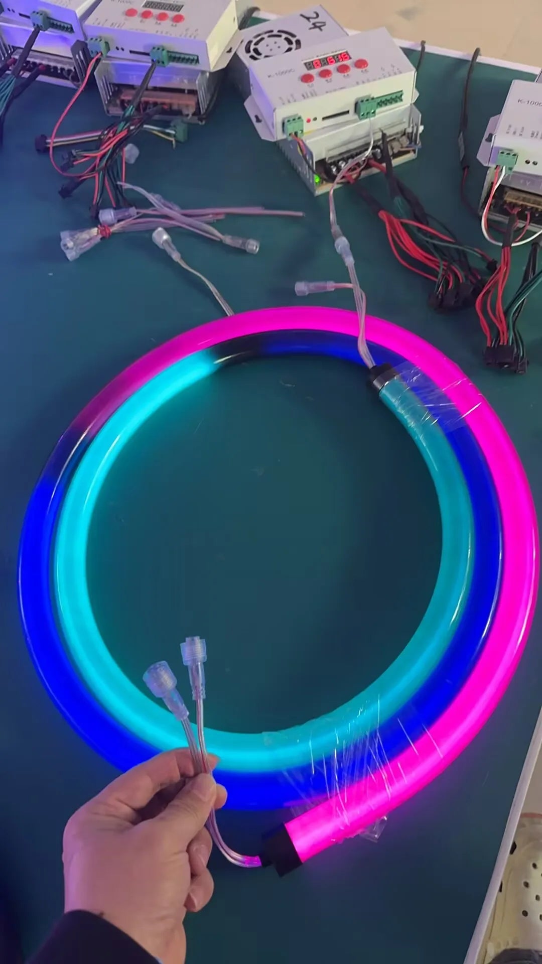 22mm 360-Degree WS2811 DC24V RGB Neon Flex Light (40 Pixels/m, Double PCBA) - IP67 Waterproof Black Sleeve Smart Tube
