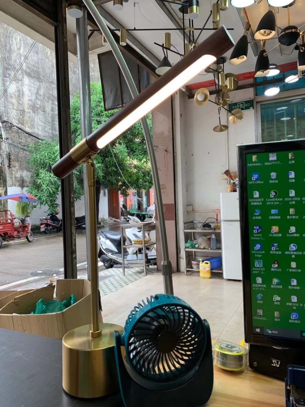 Modern LED Wood Grain Table Lamp Creative Nordic Bedroom Study Computer Table Bedside Copper Lamp Luxury Model Room Home Decoration