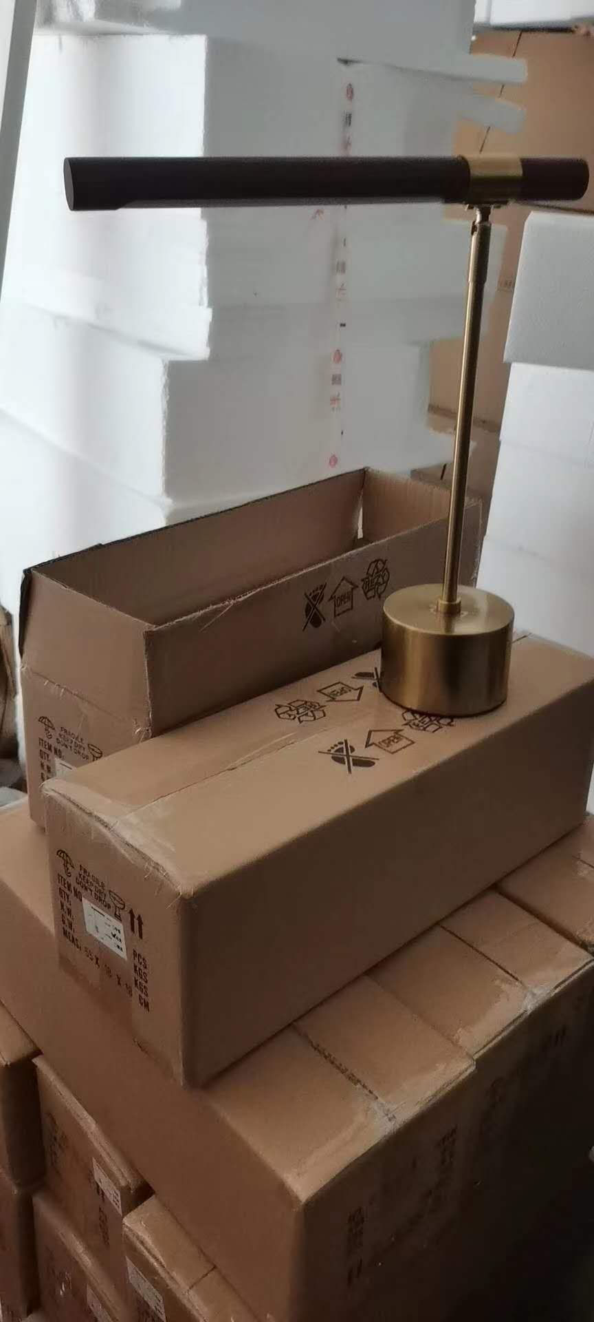 Modern LED Wood Grain Table Lamp Creative Nordic Bedroom Study Computer Table Bedside Copper Lamp Luxury Model Room Home Decoration